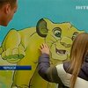 Черкасская школьница рисует на стенах и заборах героев мультфильмов