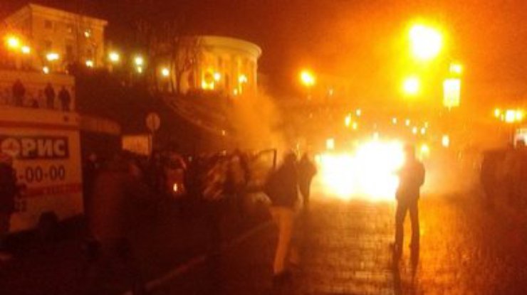 В Киеве возле Майдана загорелся внедорожник