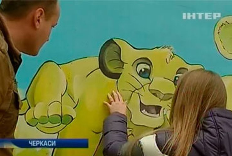 Черкасская школьница рисует на стенах и заборах героев мультфильмов