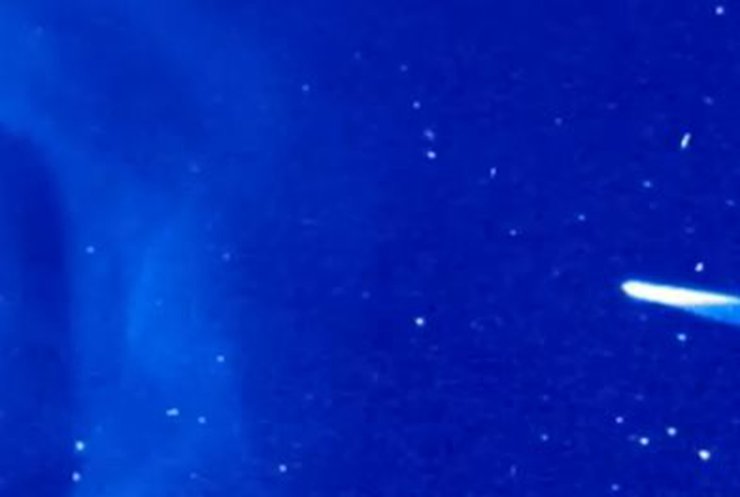 Астрономы засняли полет "кометы века"