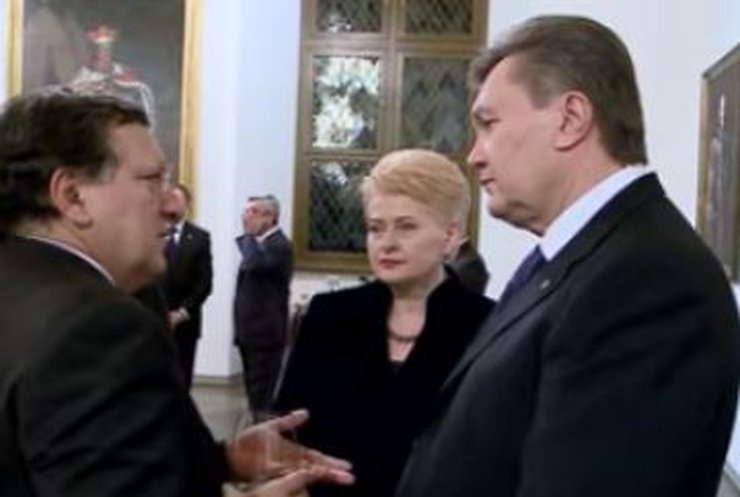 На торжественном ужине в Вильнюсе Янукович встретился с Меркель и Баррозу