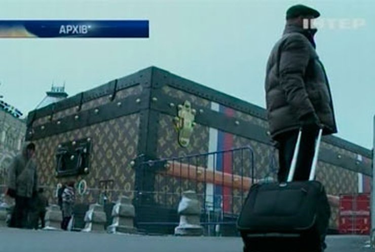 На Красной площади в Москве разбирают чемодан, установленный Louis Vuitton