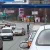Киевлянин зонтиком разрулил пробку возле Краснозвездного проспекта
