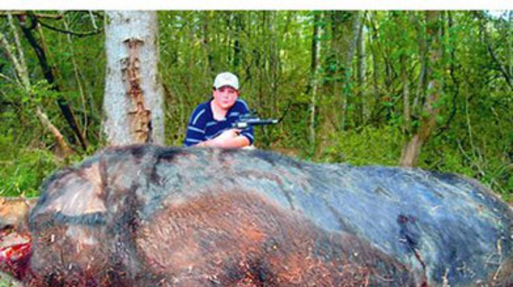 Американский мальчик пристрелил самого большого дикого кабана в мире
