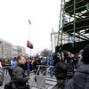 Активисты снесли щиты вокруг елки на Майдане, милиция разбежалась (добавлено видео)