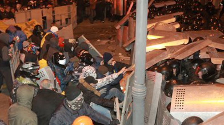 В госпиталь доставили 35 правоохранителей, - МВД