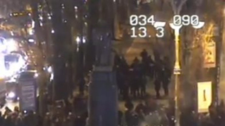 У памятника Ленину в Киеве завязались потасовки: Применяют взрывпакеты и фаеры (обновлено)