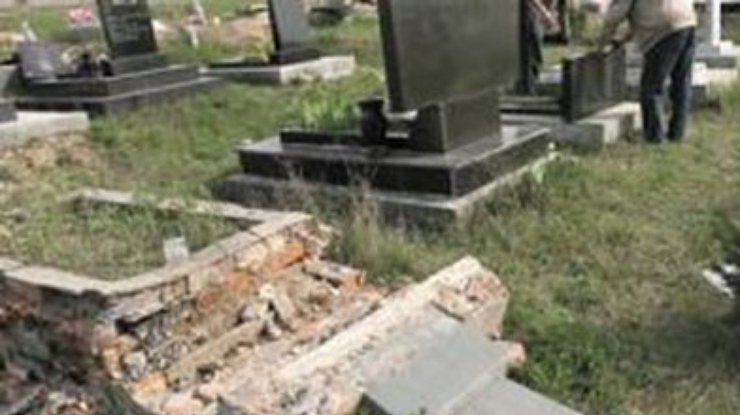 Вандалы разрушили 37 могил на луганском кладбище