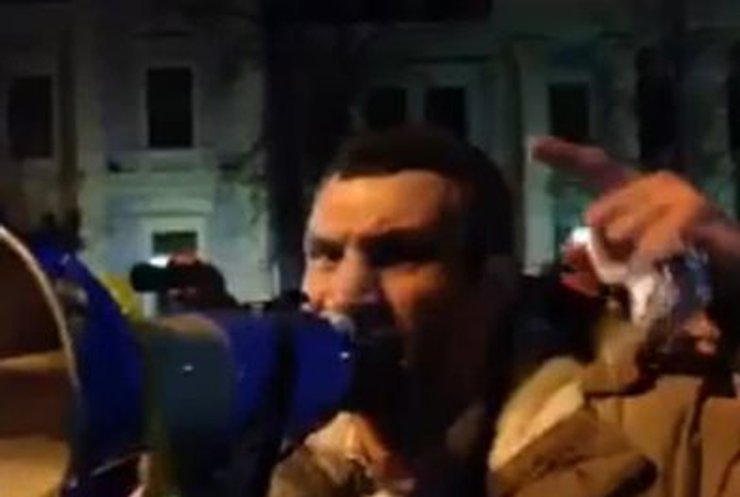 Кличко матами погнал пьяного митингующего с Банковой на Майдан