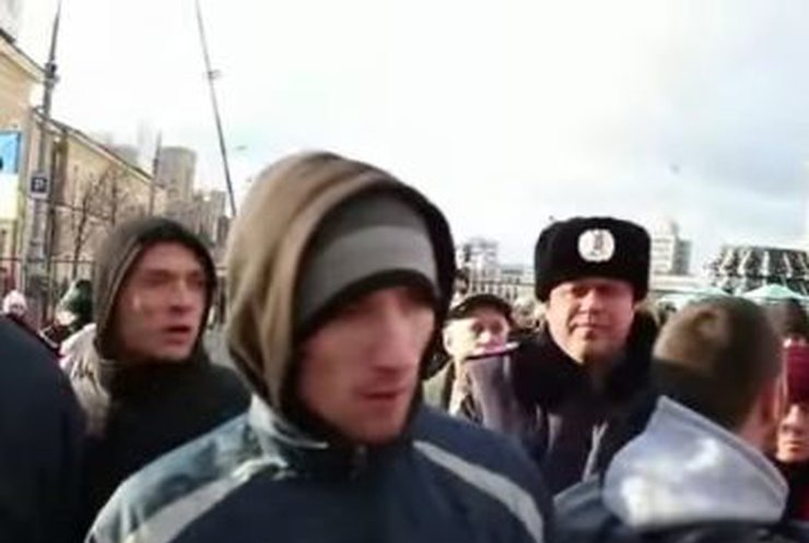 В Харькове на демонстрантов напала группа молодчиков с петардами