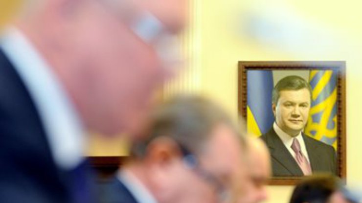 Азаров пообещал сделать кадровые выводы по Кабмину и доложить Януковичу