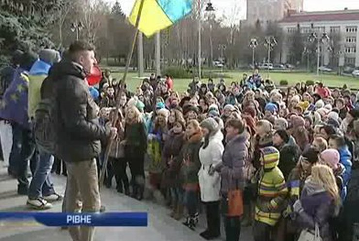 Ривненские студенты взяли в осаду здание облсовета