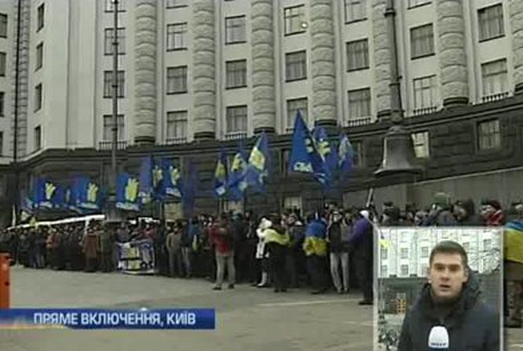 Митингующие окружили здание Кабмина