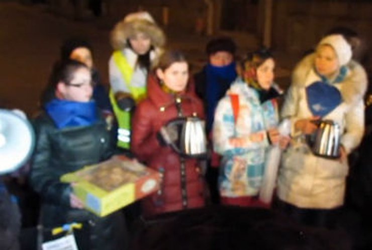 Демонстранты угостили милицию чаем и печеньками
