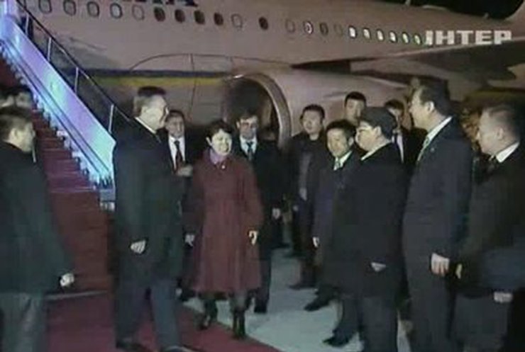 Янукович прибыл в Пекин. Там сейчас находится и вице-президент США