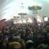 Киевляне поют гимн Украины в метро