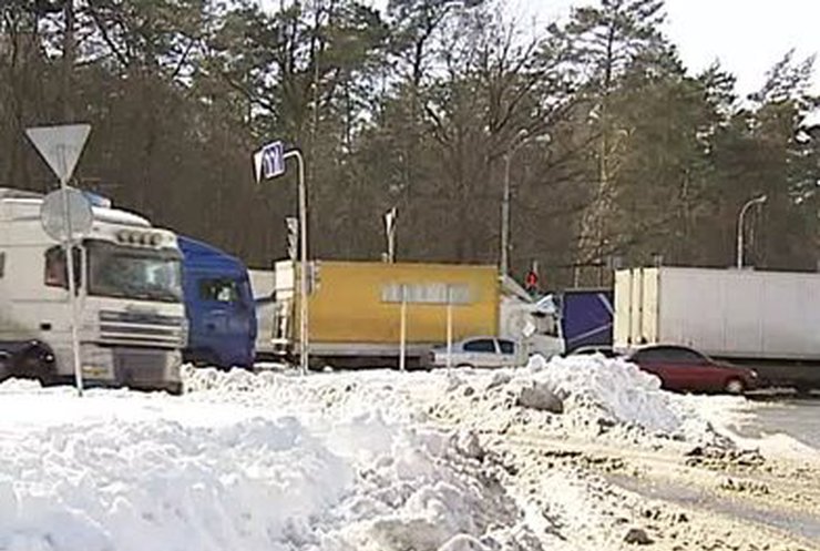 На карпатских перевалах уже дежурят спасательные тягачи