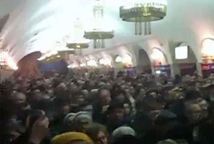 Киевляне поют гимн Украины в метро