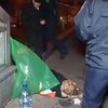 Появилось видео осмотра милицией трупа на Майдане (18+)