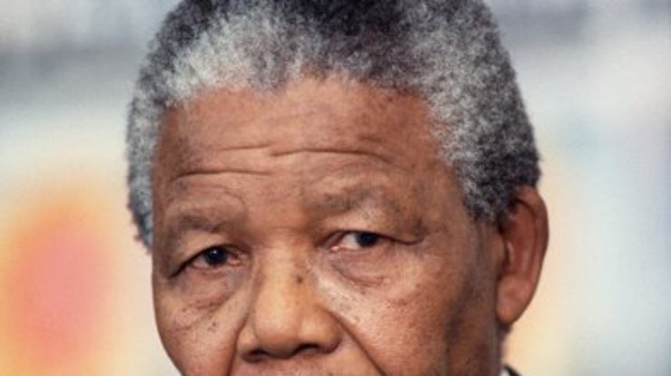 Толпы африканцев собрались, чтобы почтить память Манделы