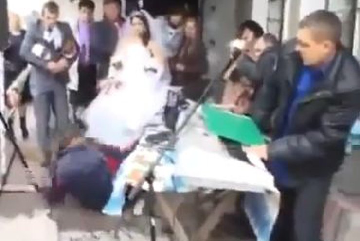 На польской свадьбе на молодоженов с крыши упал гость