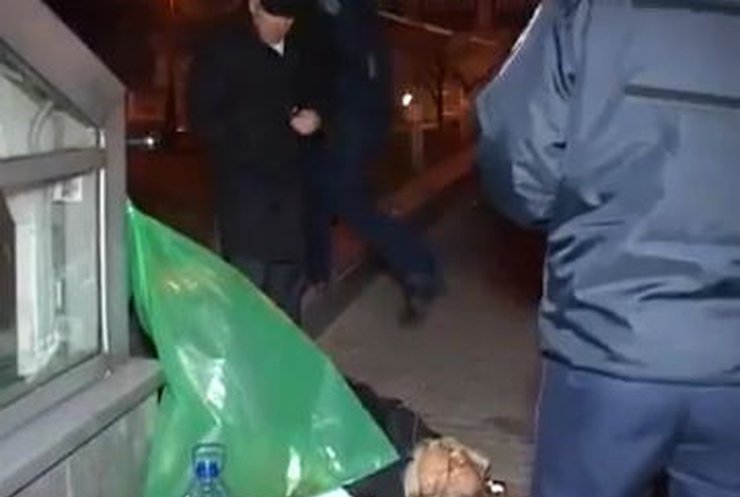Появилось видео осмотра милицией трупа на Майдане (18+)