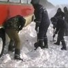 На Сумщине автомобили уже застревают в сугробах