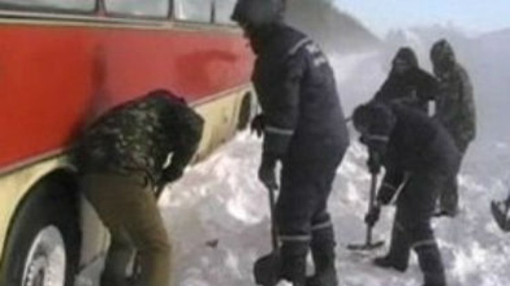 На Сумщине автомобили уже застревают в сугробах