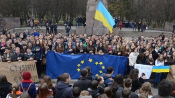 Львовский "евромайдан" собрал 10 тысяч человек