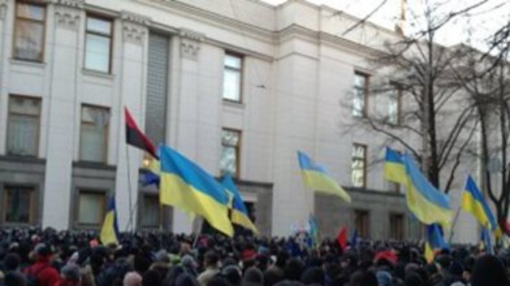 "Евромайдановцы" перекрыли самосвалом проезд в сторону Верховной рады