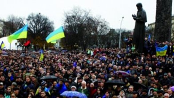 На митинг в поддержку киевского марша вышли около 20 тысяч львовян