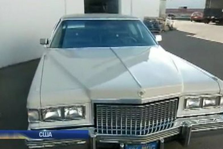 В США продали на акционе лимузин, перстень и замшевые туфли Элвиса Пресли