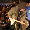 Свободовцы снесли памятник Ленину в Киеве