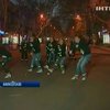 В Николаеве танцоры агитировали пешеходов надевать светоотражающие ленточки