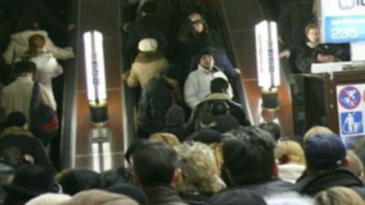 В милицию сообщили о минировании 3-х центральных станций киевского метро, ведется эвакуация