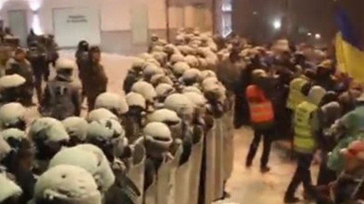 Митингующих оттесняют от здания Кабмина к Европейской площади