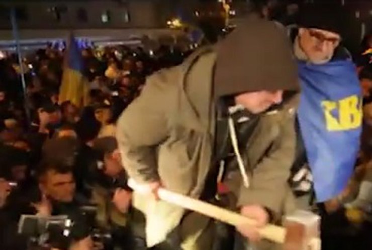 Свободовцы снесли памятник Ленину в Киеве