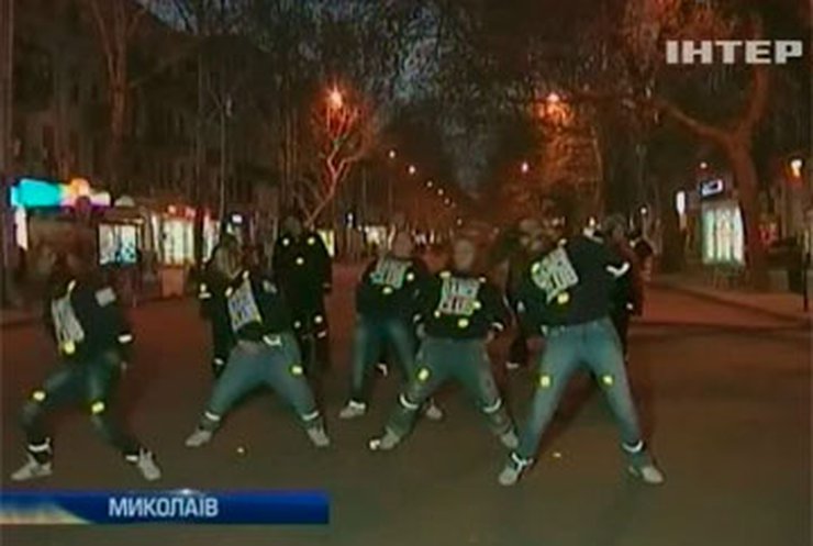 Николаевские танцоры хип-хопа призвали пешеходов надевать светоотражающие ленточки