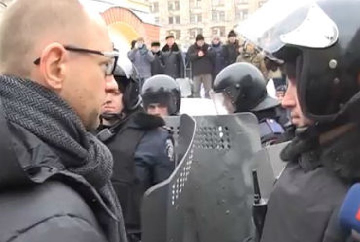 Яценюк пообщался с бойцами Внутренних войск