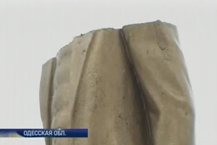 На Одесчине вандалы разрушили памятник Ленину