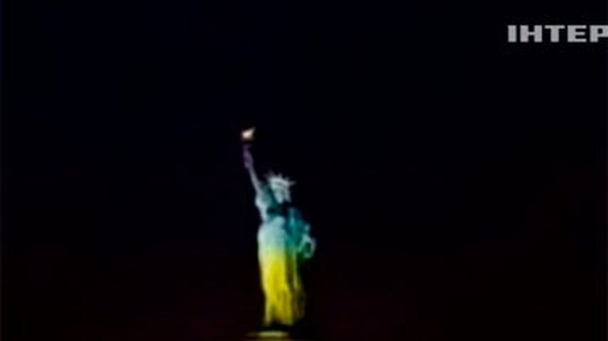 Статуи Христа в Рио и Свободы в Нью-Йорке подсветили сине-желтым