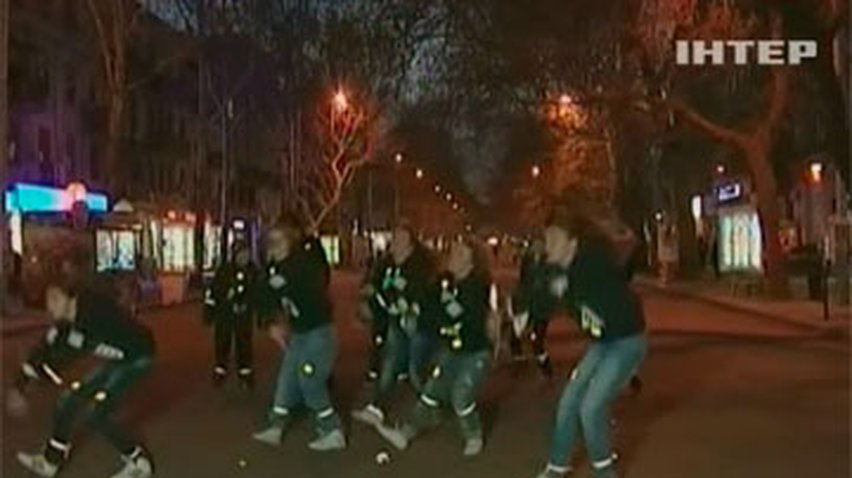 В Николаеве танцоры агитировали пешеходов надевать светоотражающие ленточки
