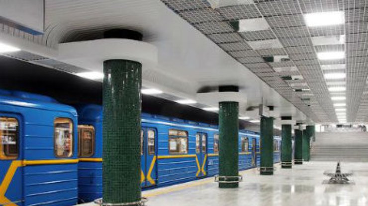 На столичной станции метро "Голосеевская" умер мужчина