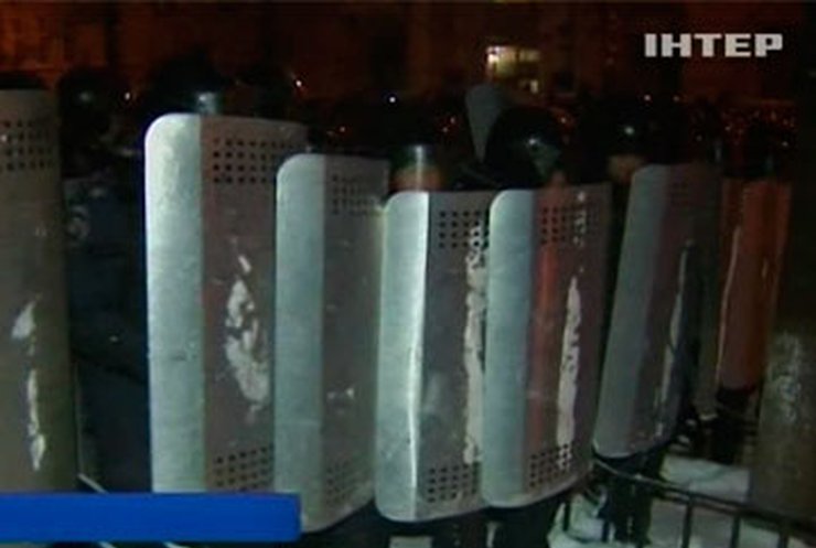 Спецназ всю ночь зачищал правительственный квартал от протестующих