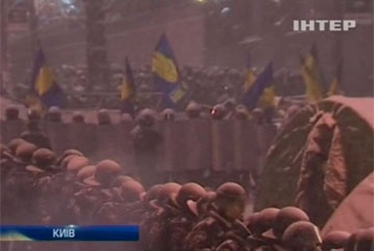 Бойцы внутренних войск разобрали баррикады в правительственном квартале