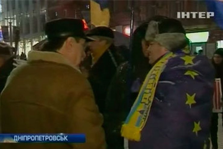 На Днепропетровском "евромайдане" активисты собирают теплые вещи для митингующих в Киеве
