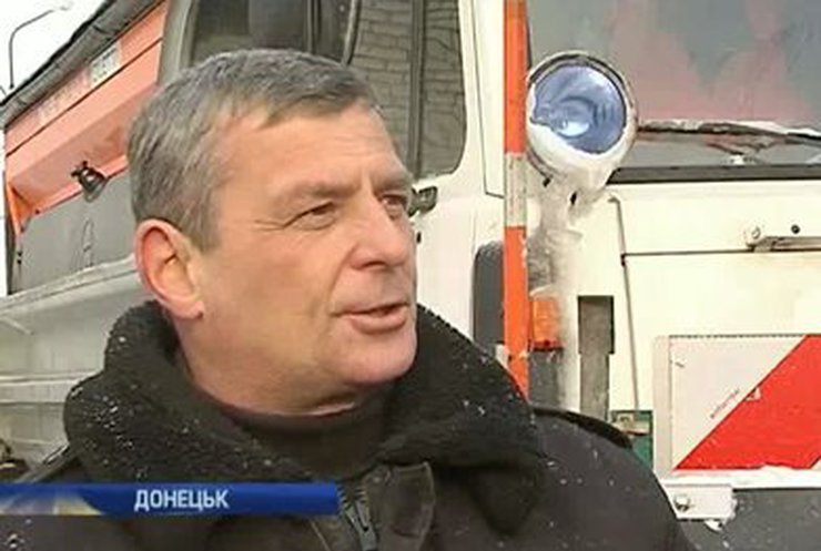 Донецк расчищают от толстого слоя снега