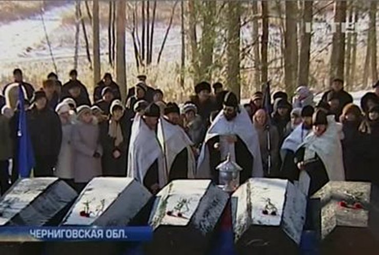 Сегодня в селе Корюковка захоронили останки жертв немецких карателей