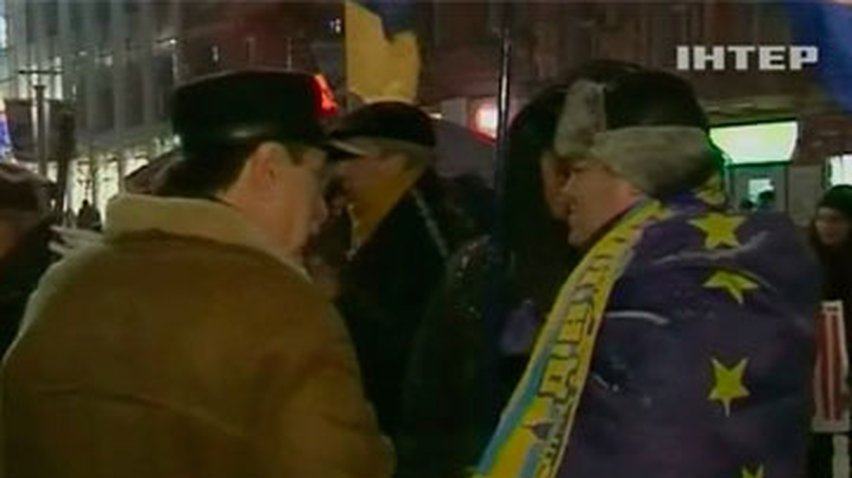 На Днепропетровском "евромайдане" активисты собирают теплые вещи для митингующих в Киеве