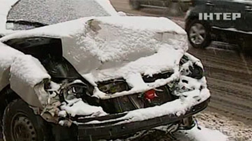 Из-за первого снега на дорогах Украины произошли десятки аварий